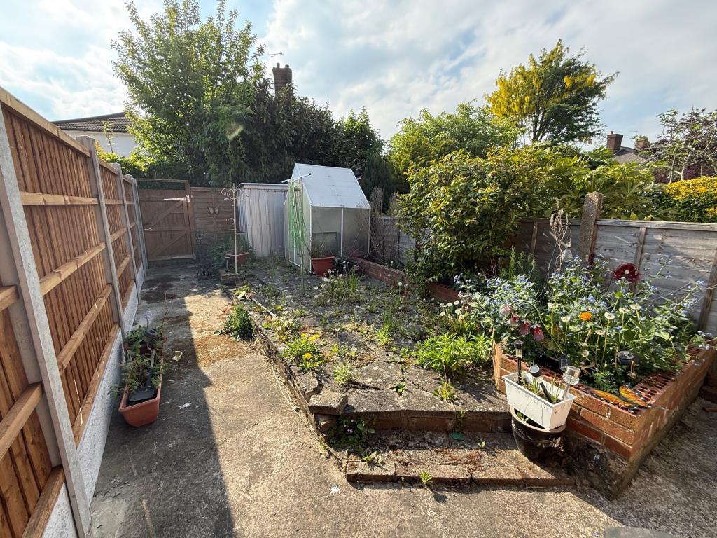 Lot: 149 - THREE BEDROOM MID-TERRACE HOUSE FOR IMPROVEMENT - Garden area with gate providing rear access